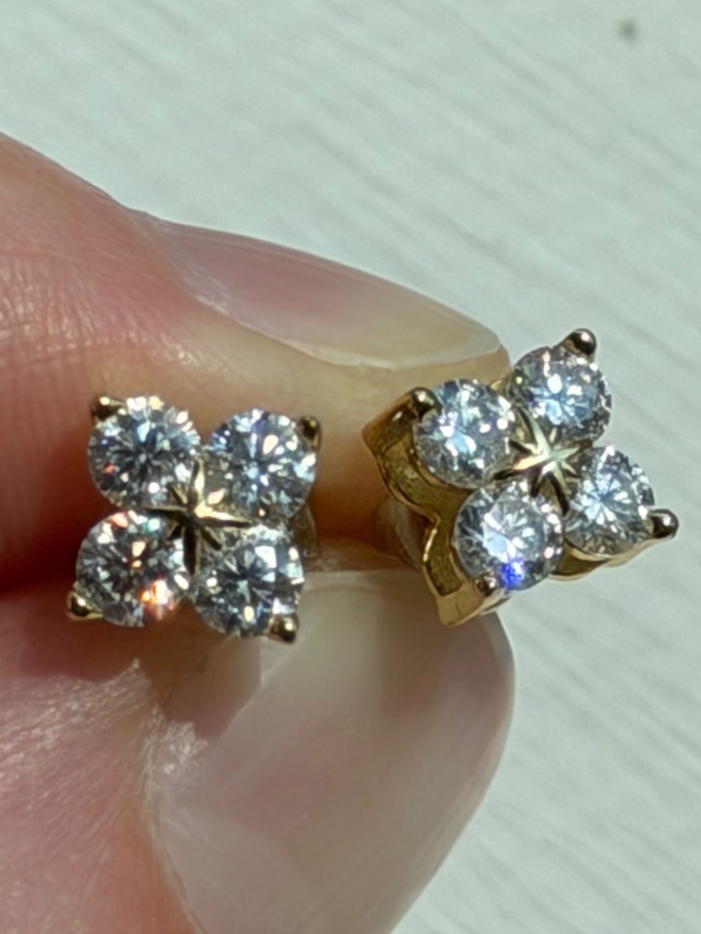 Moissanite Earrings, 3mm 0.1ct vvs1 D color, Gold color, Preowned, Clover EUC
